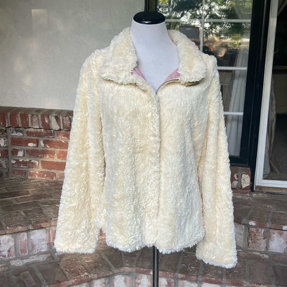Plush Faux Fur Zip-Front Women's Jacket in Cream